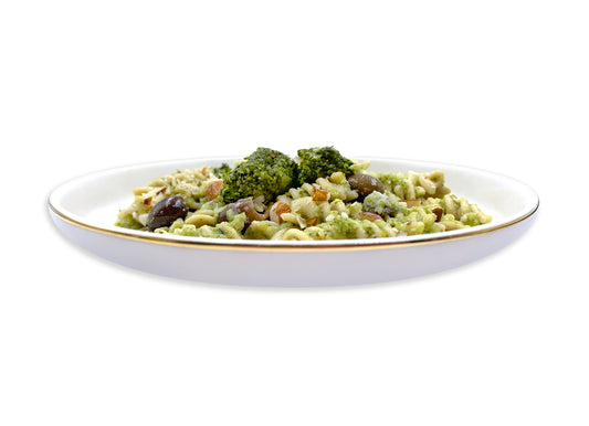Pasta integrale con broccoli, olive e polvere di mandorle