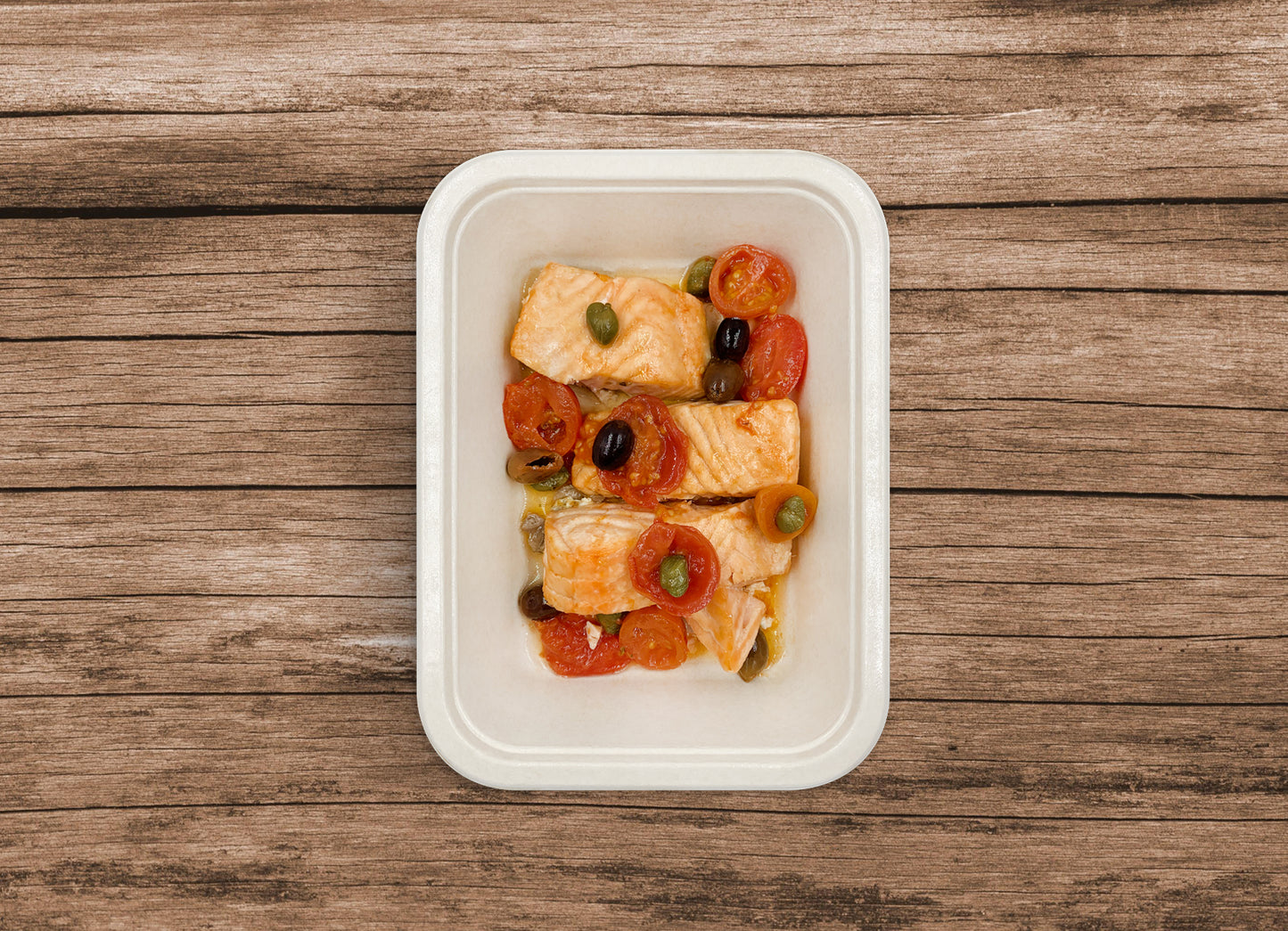 Salmone con pomodorini, olive e capperi