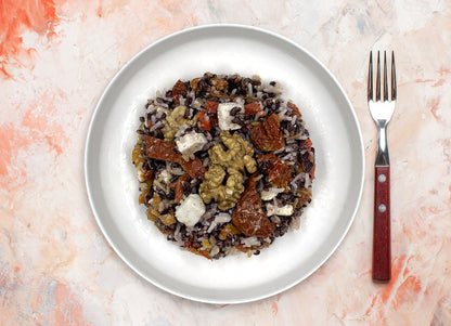 Riso black and white (basmati, venere, feta, noci, pomodori secchi e verdure)