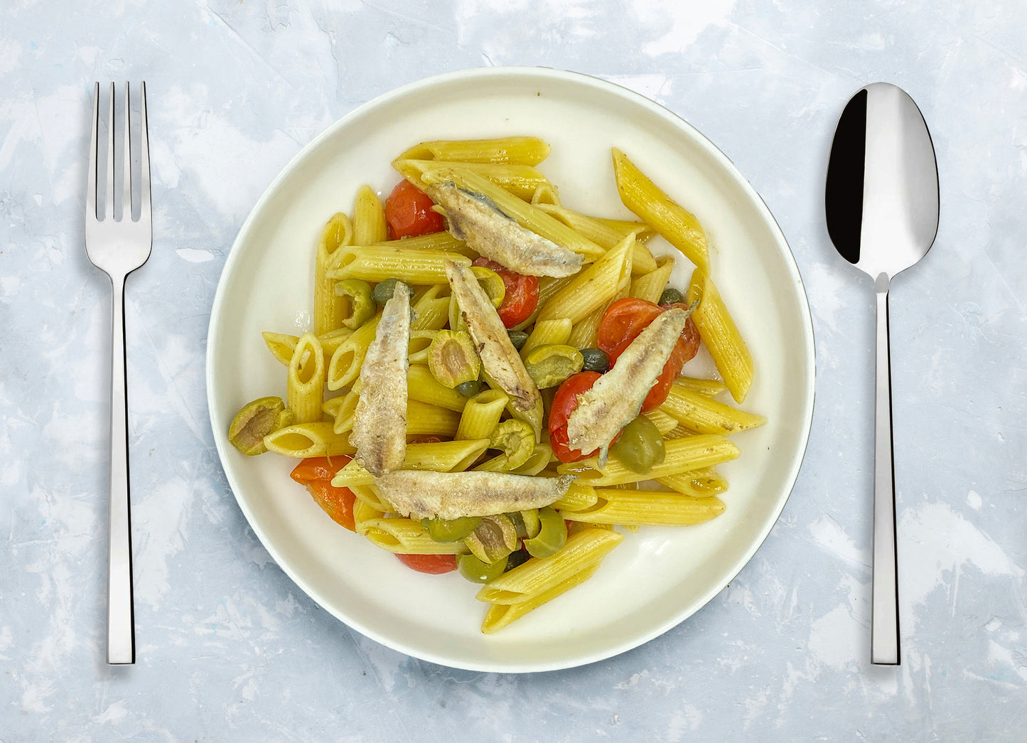 Pasta di Salina (acciughe, capperi, olive, pomodorini, basilico)