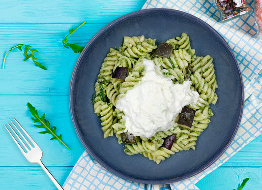 Fusilli con pesto di rucola, melanzane e stracciatella