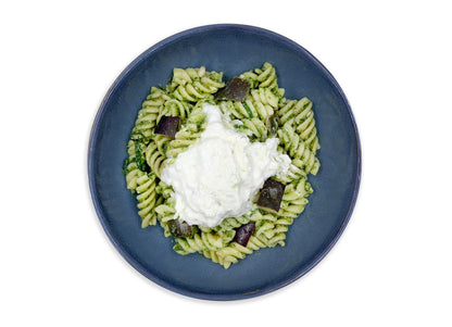 Fusilli con pesto di rucola, melanzane e stracciatella