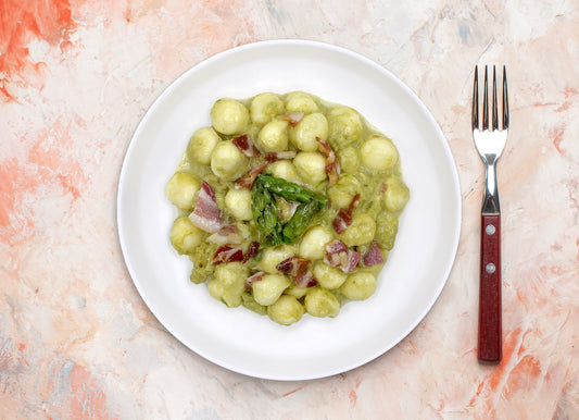 Gnocchi con crema di asparagi e pancetta croccante