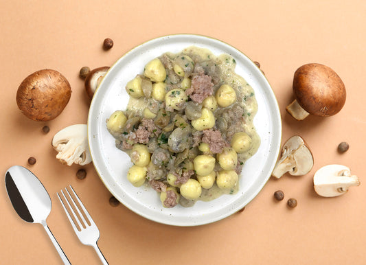 Gnocchi crema di formaggio, funghi e salsiccia