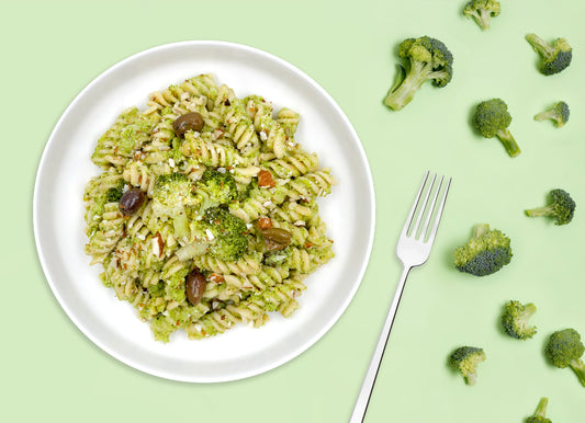 Pasta integrale con broccoli, olive e polvere di mandorle