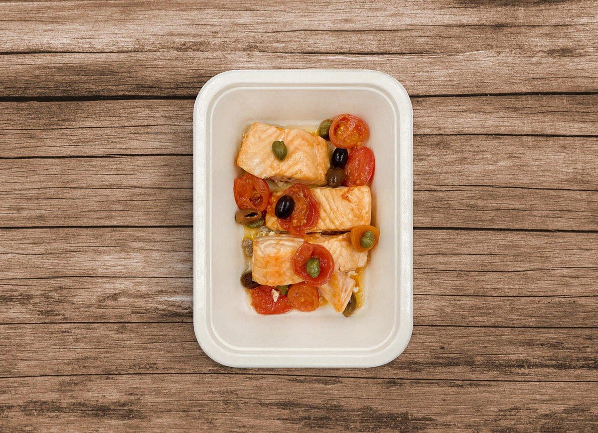 Salmone con pomodorini, olive e capperi