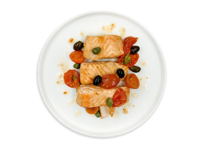 Salmone con pomodorini, olive e capperi
