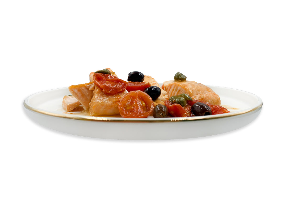 Salmone con pomodorini, olive e capperi