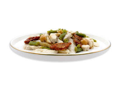 Straccetti di pollo con fagiolini, ceci e pomodori secchi